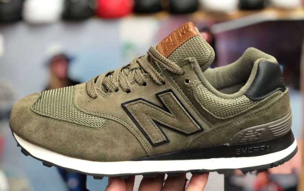 Купить кроссовки New Balance 574 зеленые болото в магазине Room78