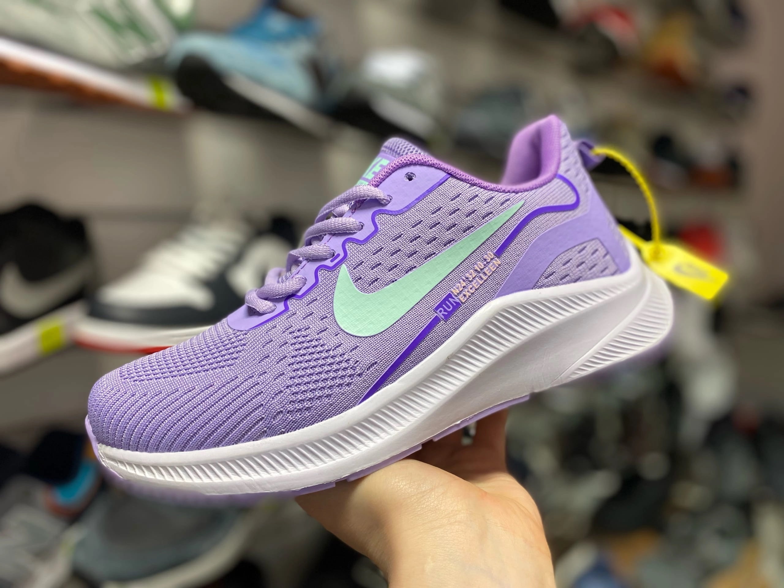 Nike фиолетовые кроссовки. Nike Лавандовые кроссовки.