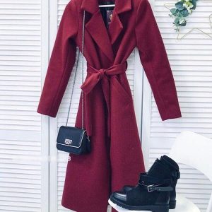 Бордовое пальто с поясом