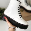 Женские ботинки в стиле Doctor Martens  белые