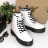 Женские ботинки в стиле Doctor Martens  белые