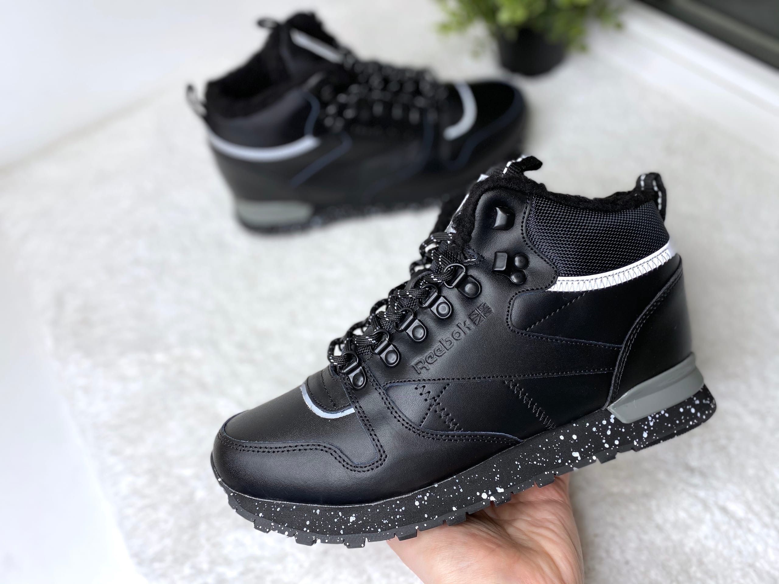 Купить зимние мужские кроссовки Reebok Classic в черном цвете в СПБ