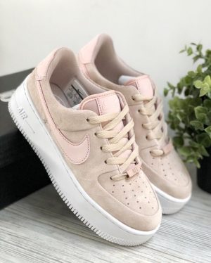 Розовые кроссовки Nike Air Force 1 Sage