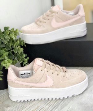 Розовые кроссовки Nike Air Force 1 Sage