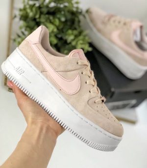 Розовые кроссовки Nike Air Force 1 Sage