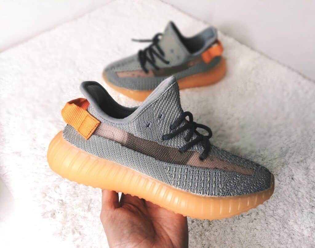 Кроссовки серые с оранжевым Adidas Yeezy 350 в шоуруме СПб