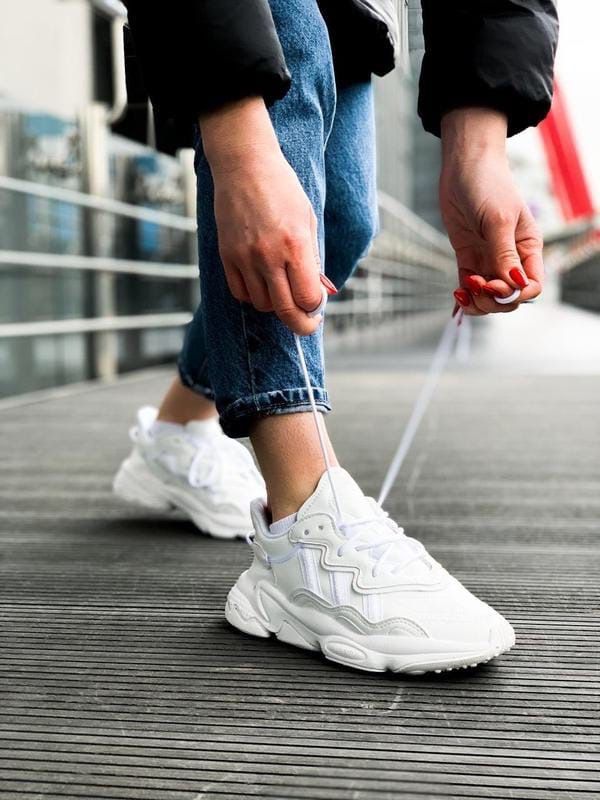 Купить белые кроссовки adidas Ozweego в СПб
