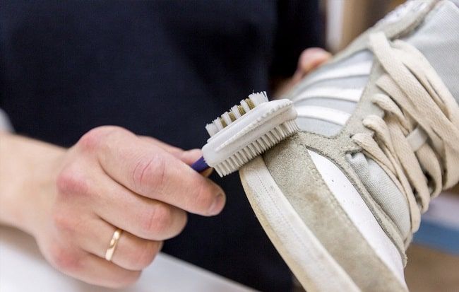 Как почистить или постирать замшевые кроссовки? - Room78