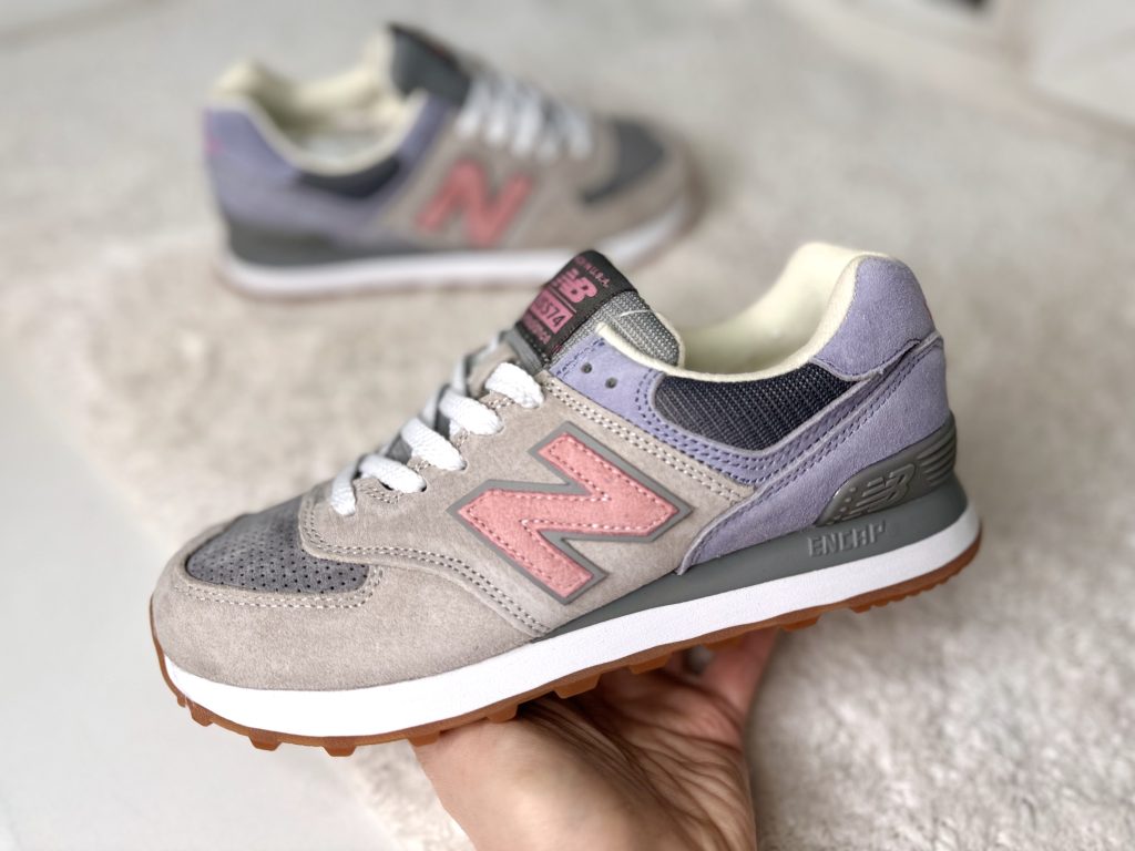 Женские кроссовки New Balance 574 серые с фиолетовым