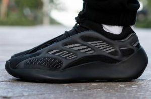 Кроссовки Adidas Yeezy 700 V3 Alvan черные