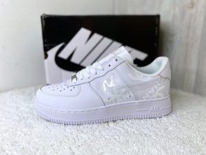 Кроссовки Nike Air Force белые светоотражающие