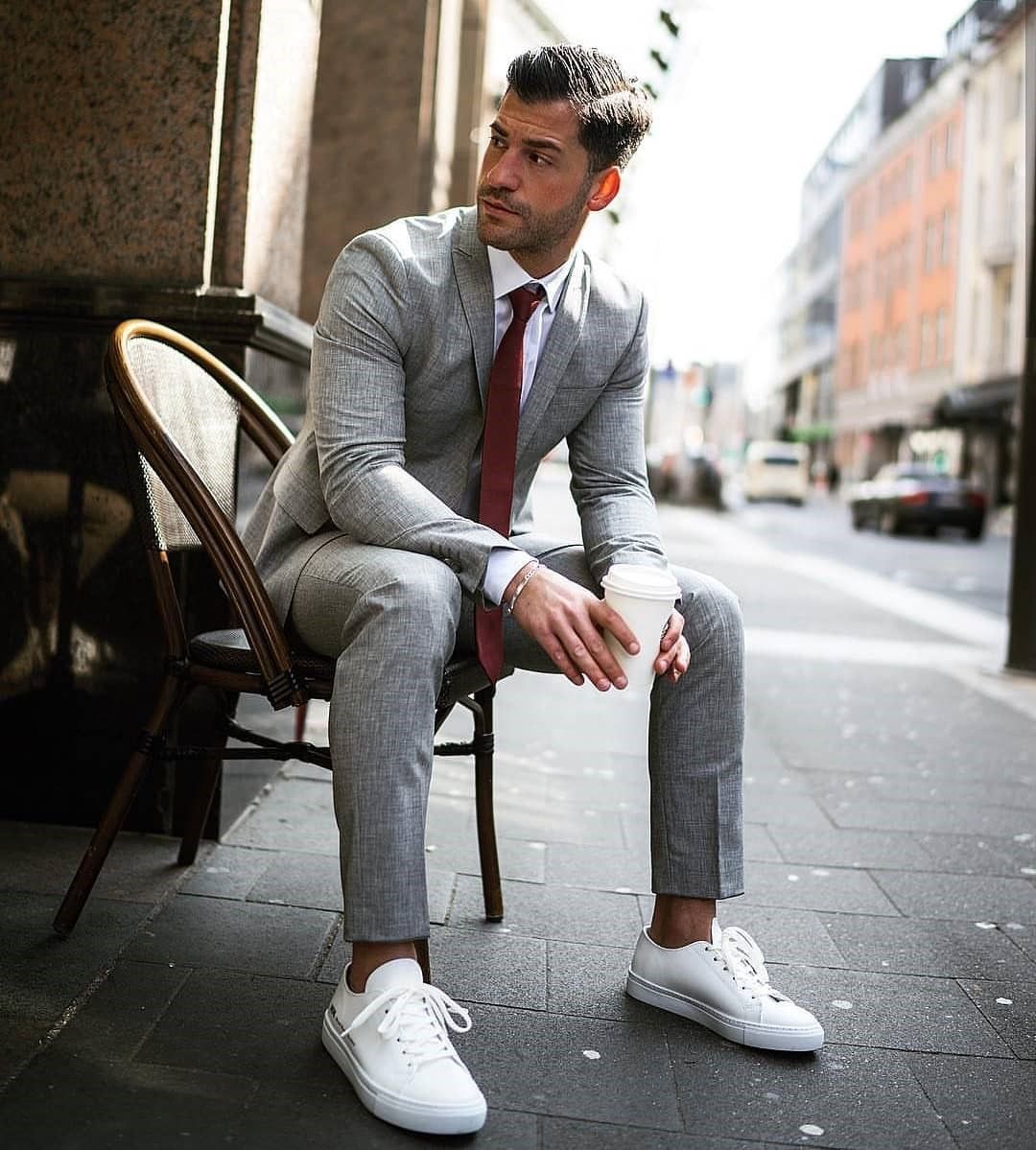 С чем носить кроссовки мужчинам