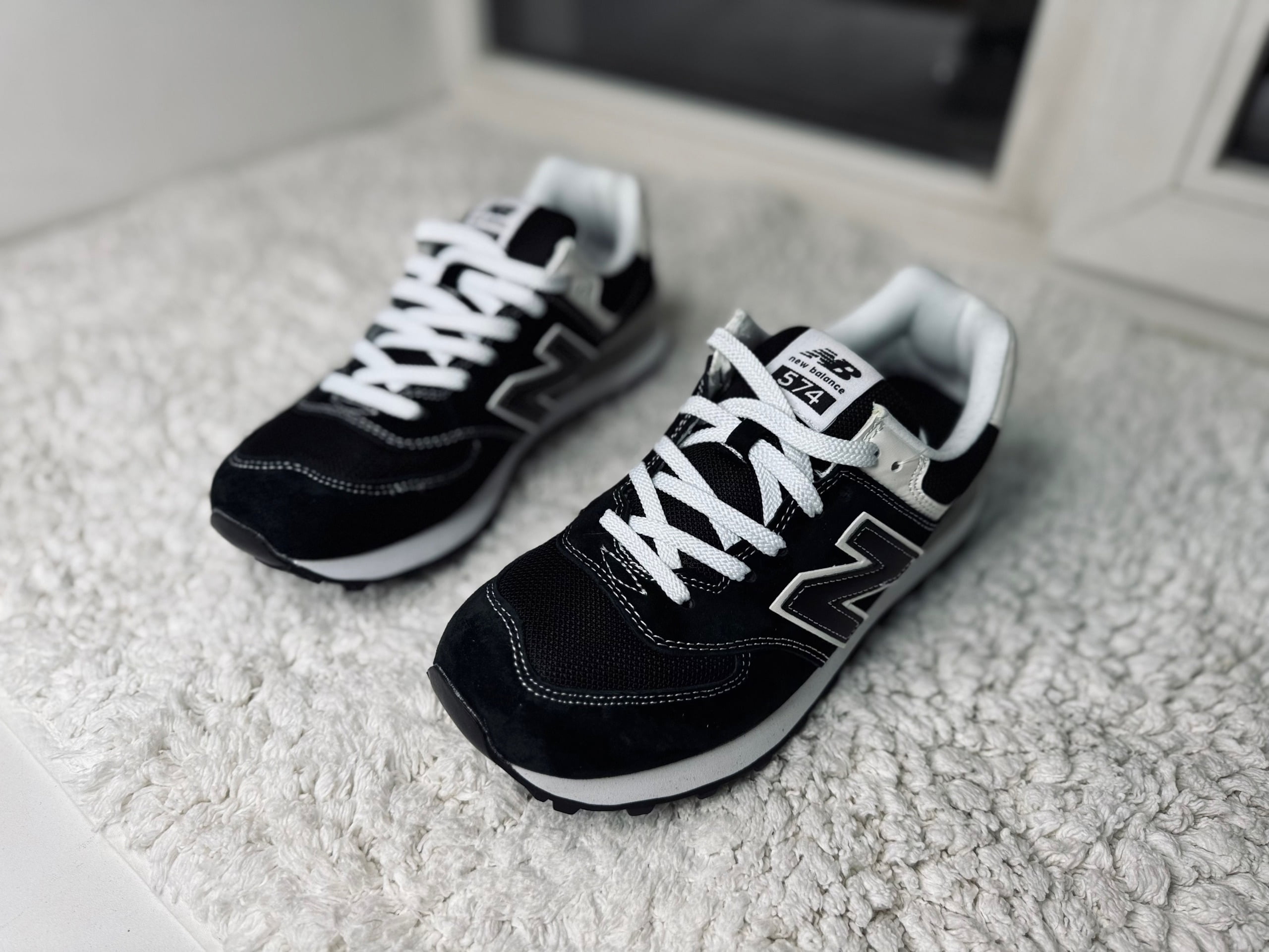 New Balance 574 черные с белой строчкой