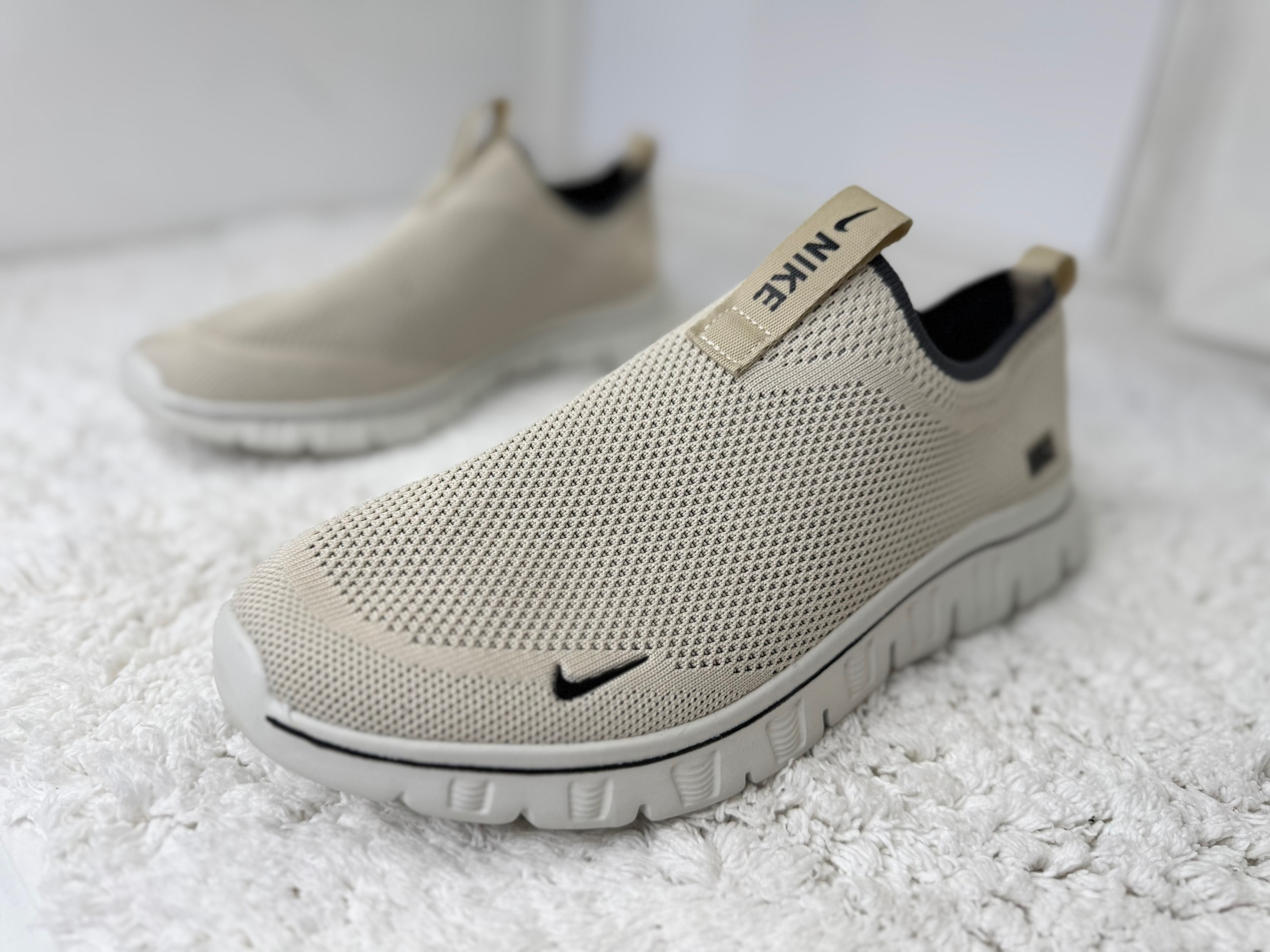 Nike бежевые летние без шнурков Nike бежевые летние без шнурков