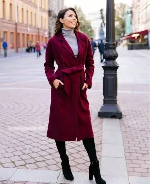 Бордовое пальто с поясом
