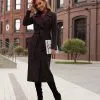 Женское пальто с поясом темно-коричневое