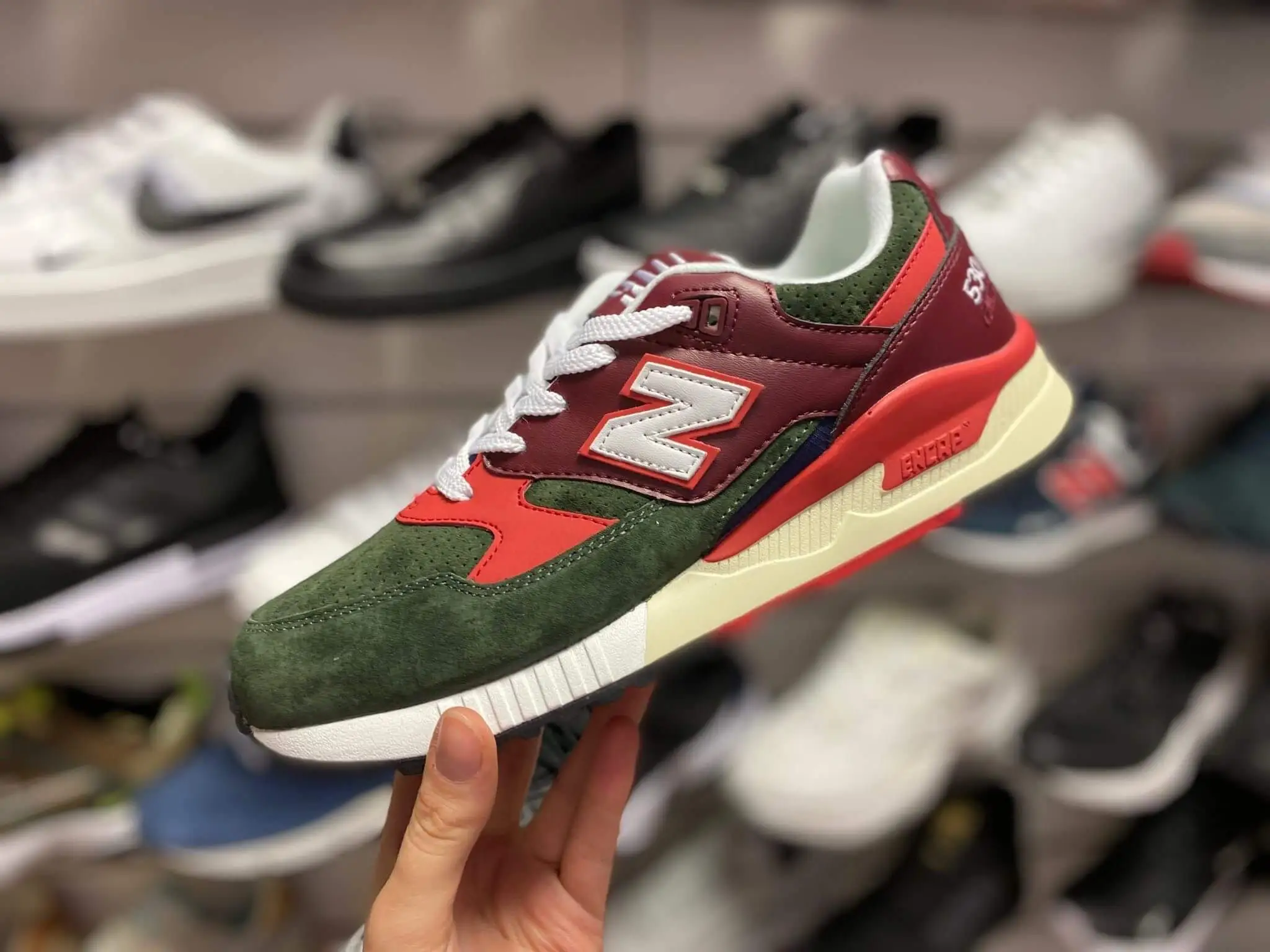 New Balance 530 зеленые с красным