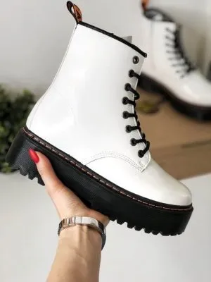 Женские ботинки в стиле Doctor Martens  белые