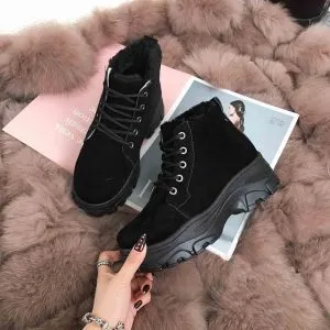 Женские зимние ботинки Megger на платформе черные