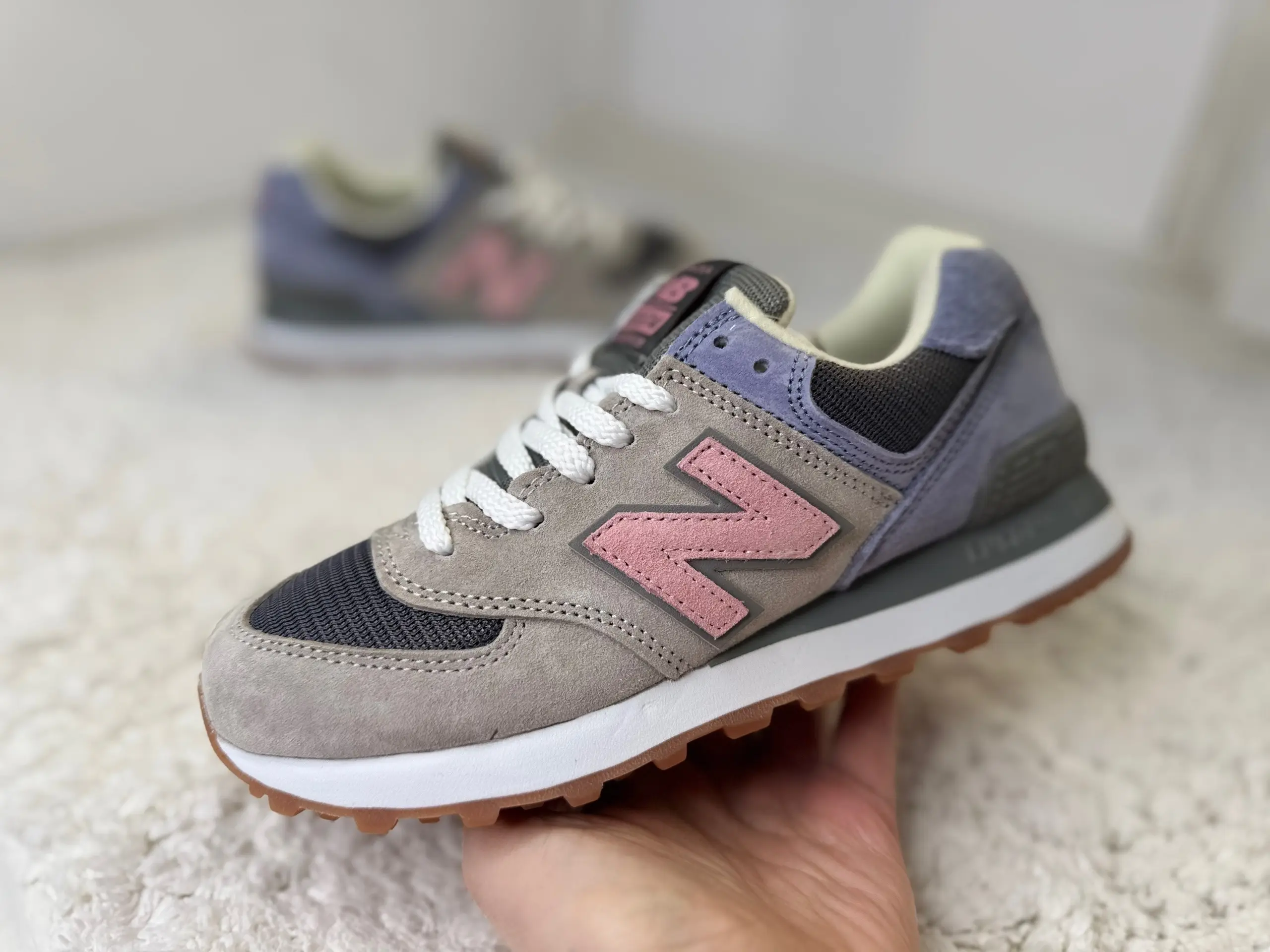 Женские New Balance 574 серые с фиолетовым
