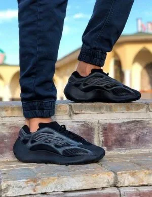 Кроссовки Adidas Yeezy 700 V3 Alvan черные