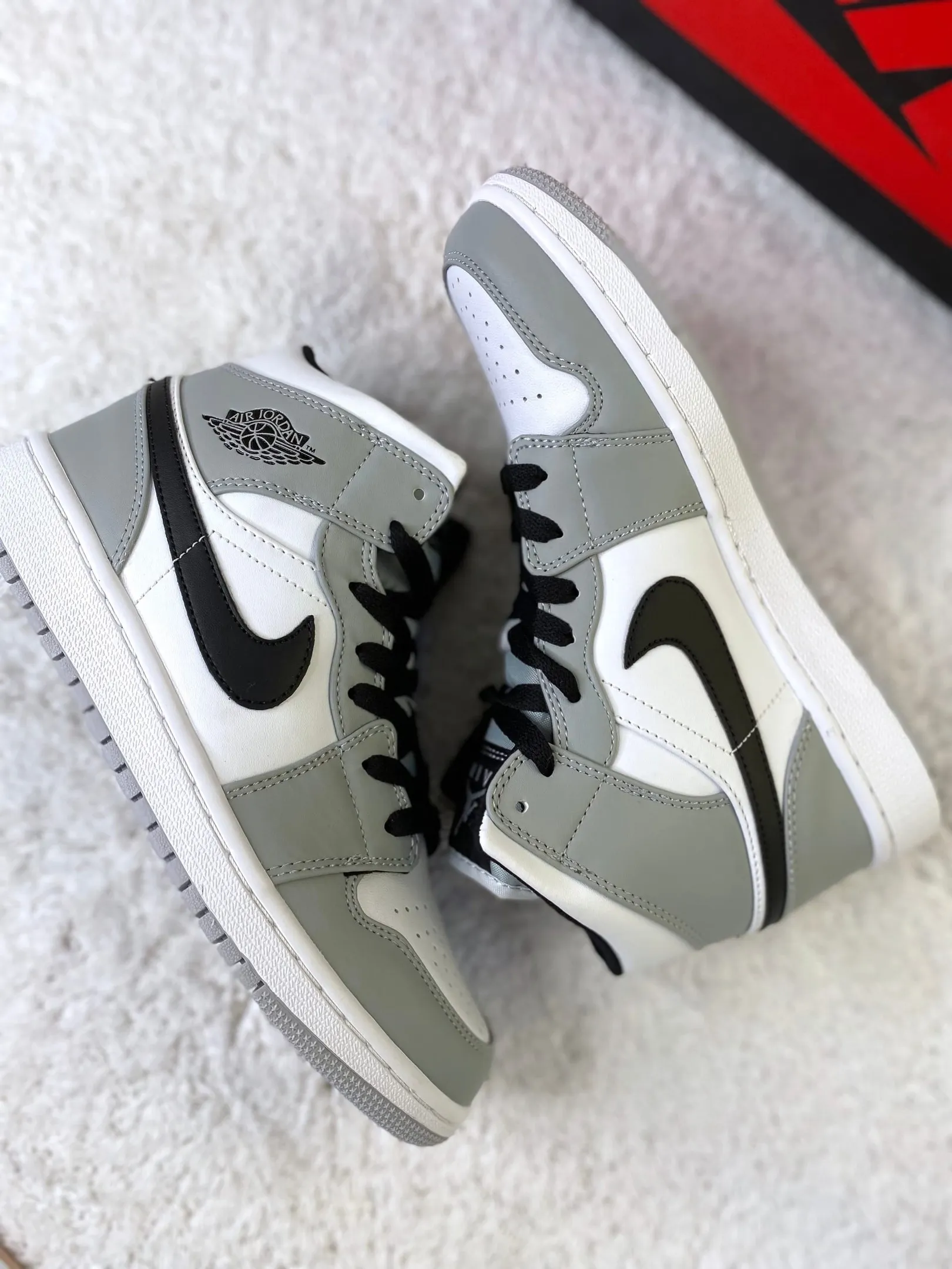 Nike Air Jordan 1 Mid grey white