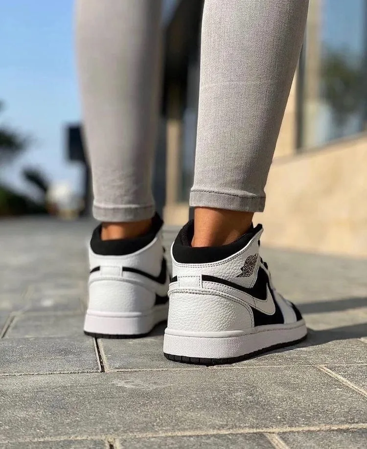 Кроссовки Nike Air Jordan черно-белые с мехом 2