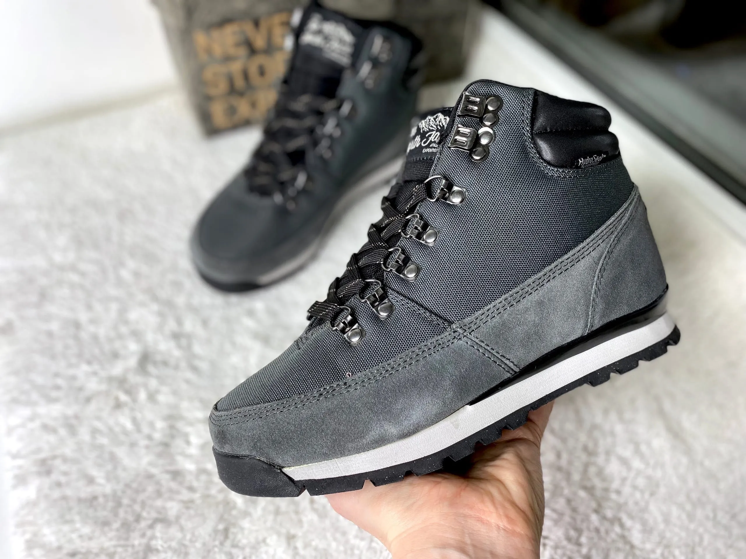 Женские The North Face серые