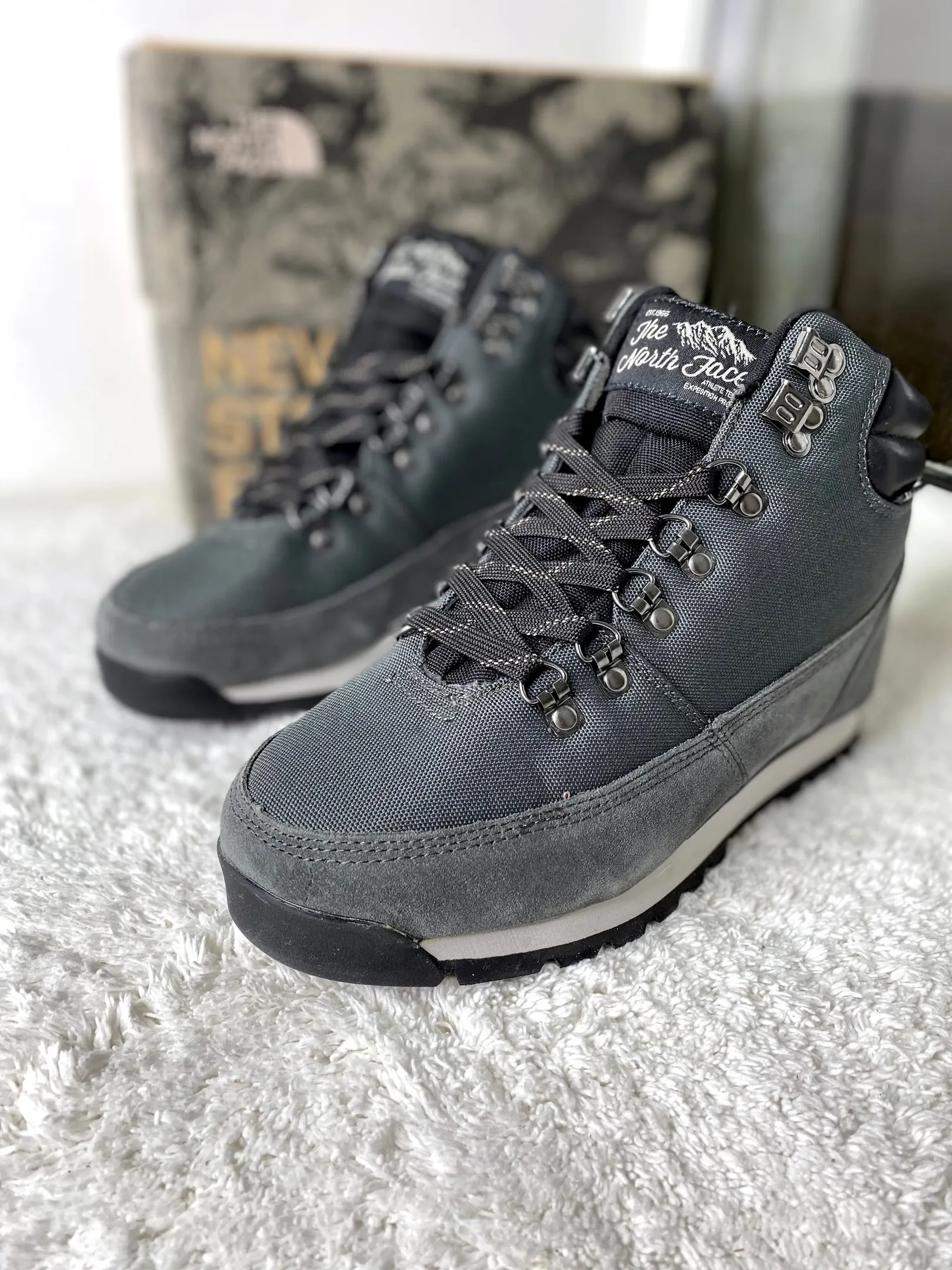 Женские The North Face серые