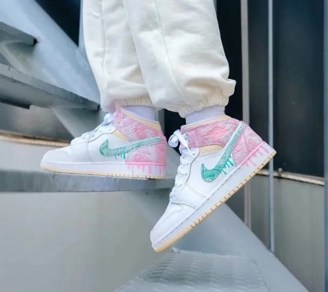 Nike Air Jordan 1 Mid Paint Drip