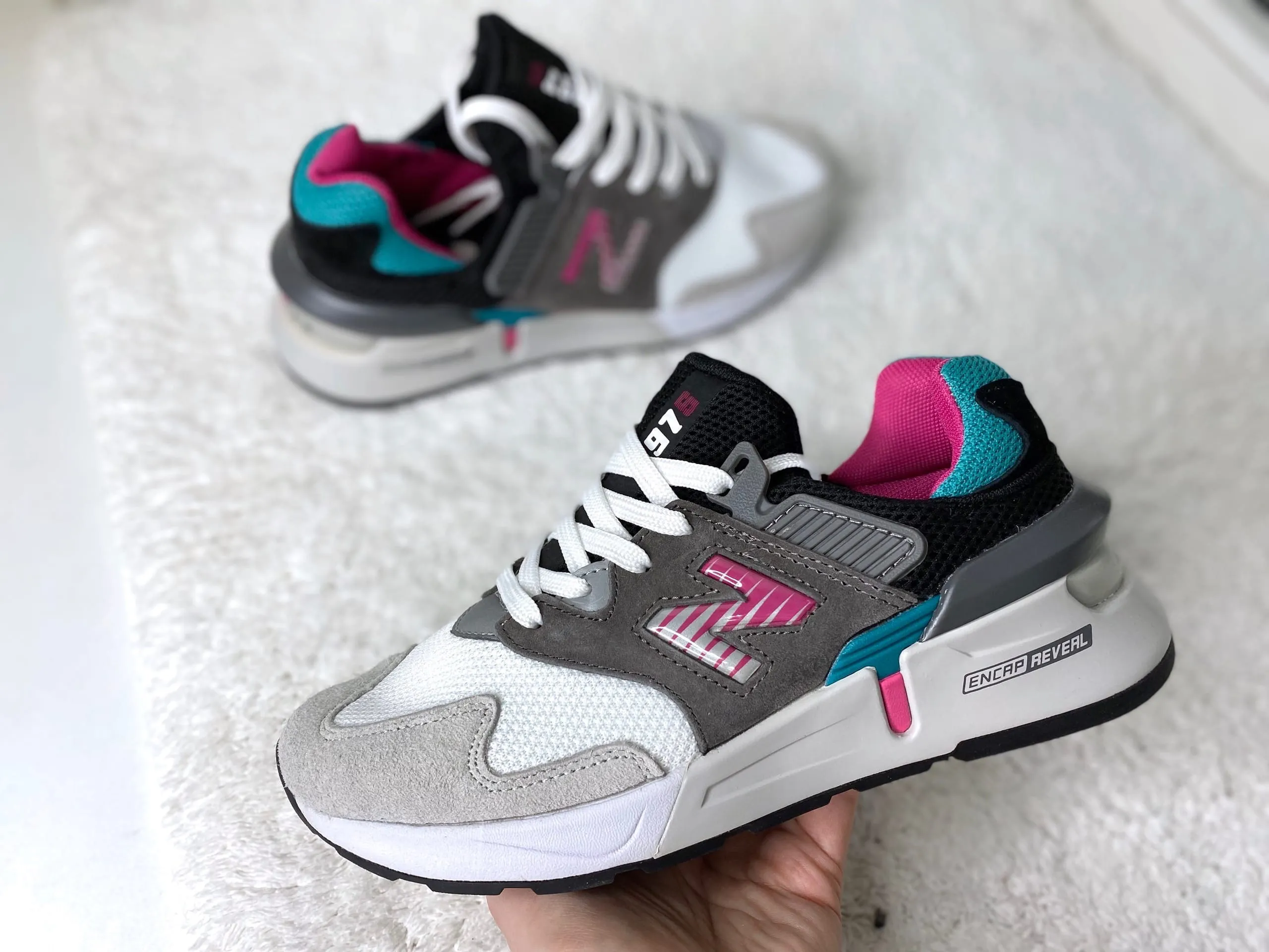 New Balance 997 S серые с розовым New Balance 997 S серые с розовым