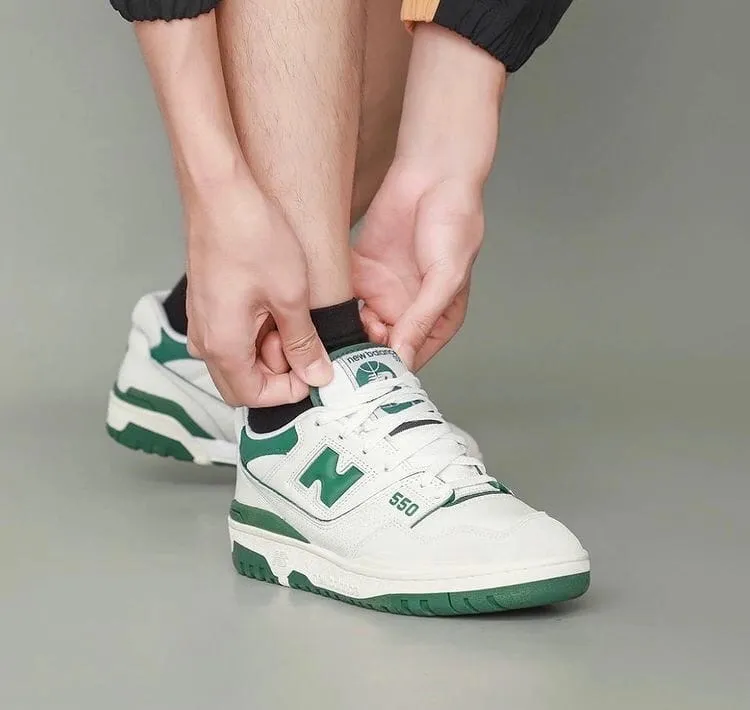 New Balance 550 белые с темно-зеленым