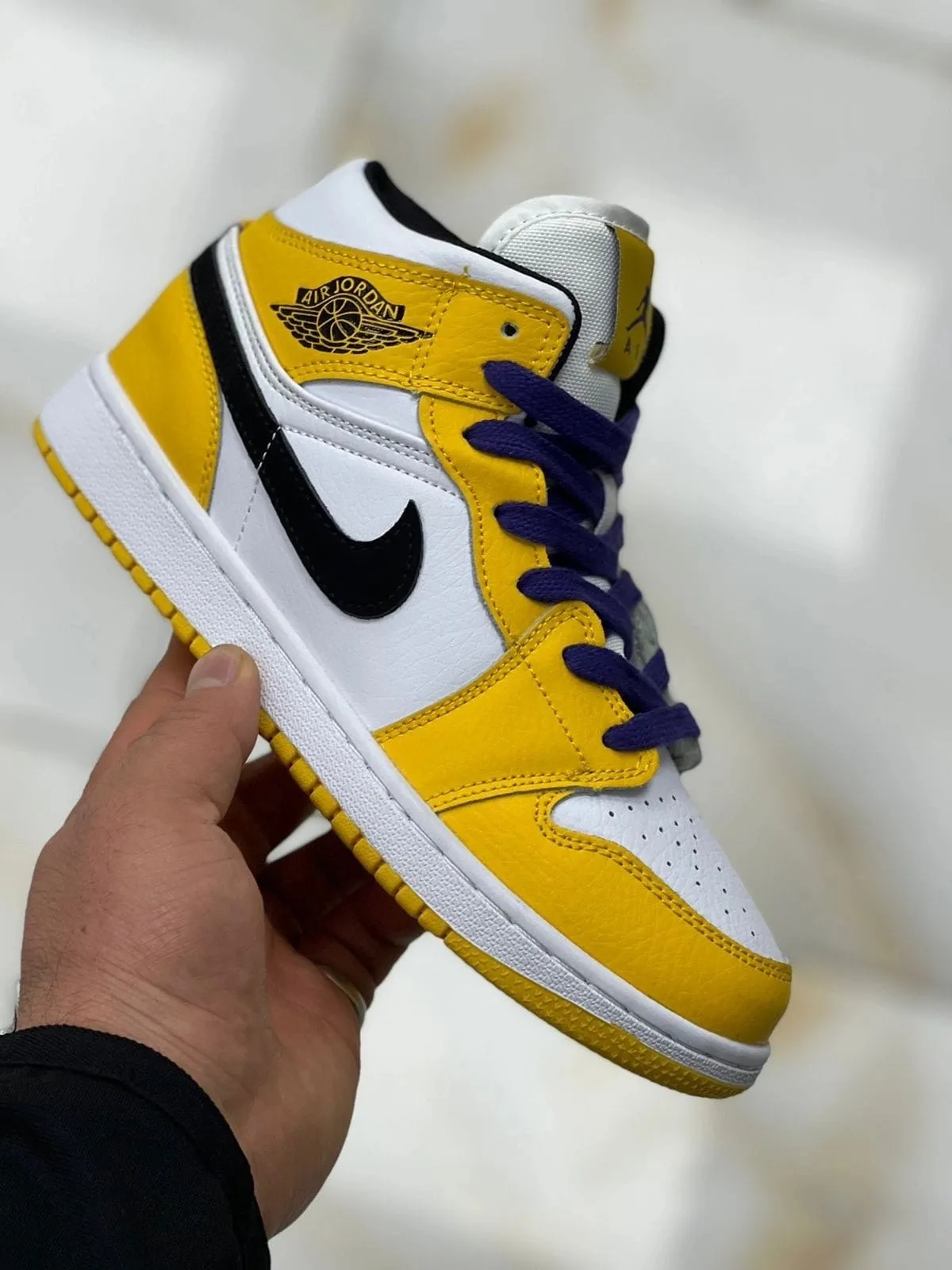 Nike Air Jordan желтые с черным Nike Air Jordan желтые с черным