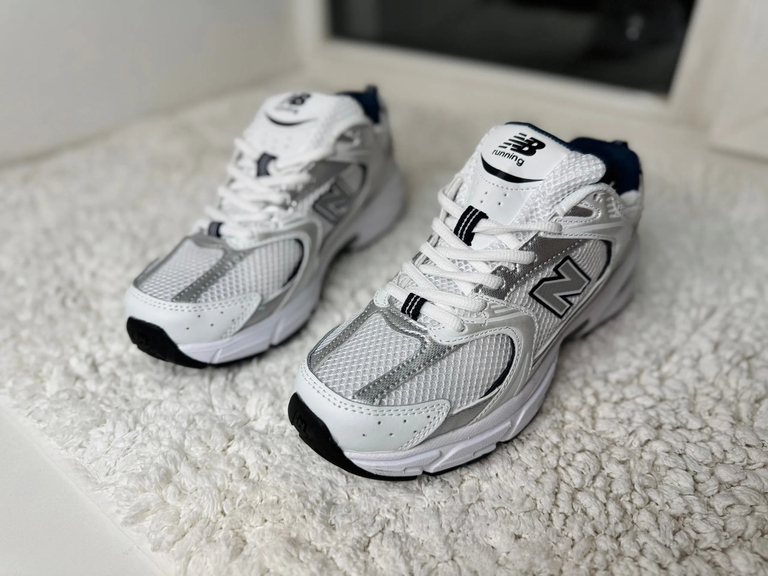 New Balance 530 белые с серебром