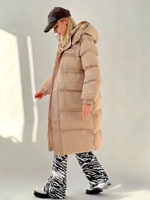 Зимняя бежевая куртка с большими карманами
