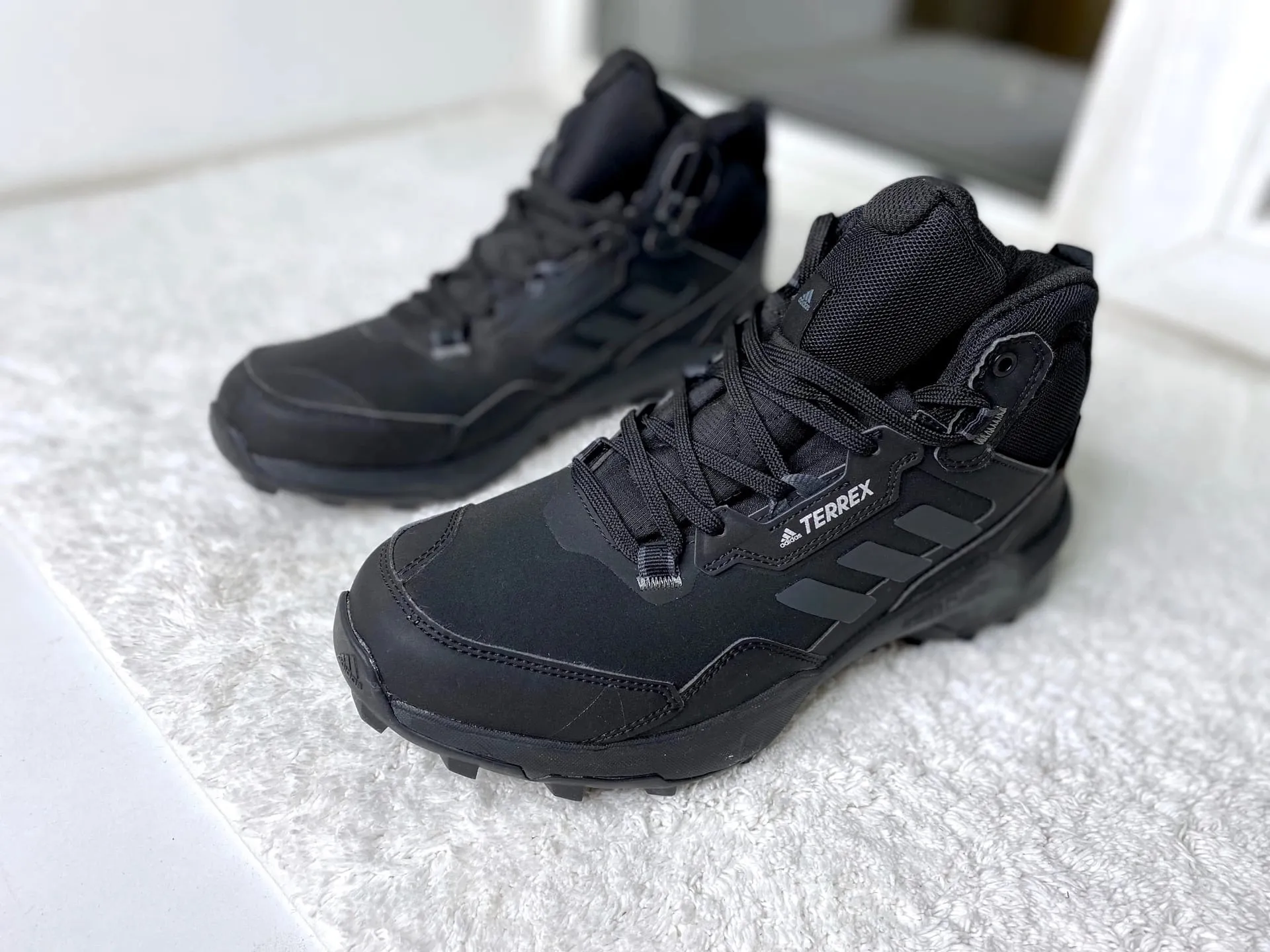 Adidas Terrex AX4 Mid черные