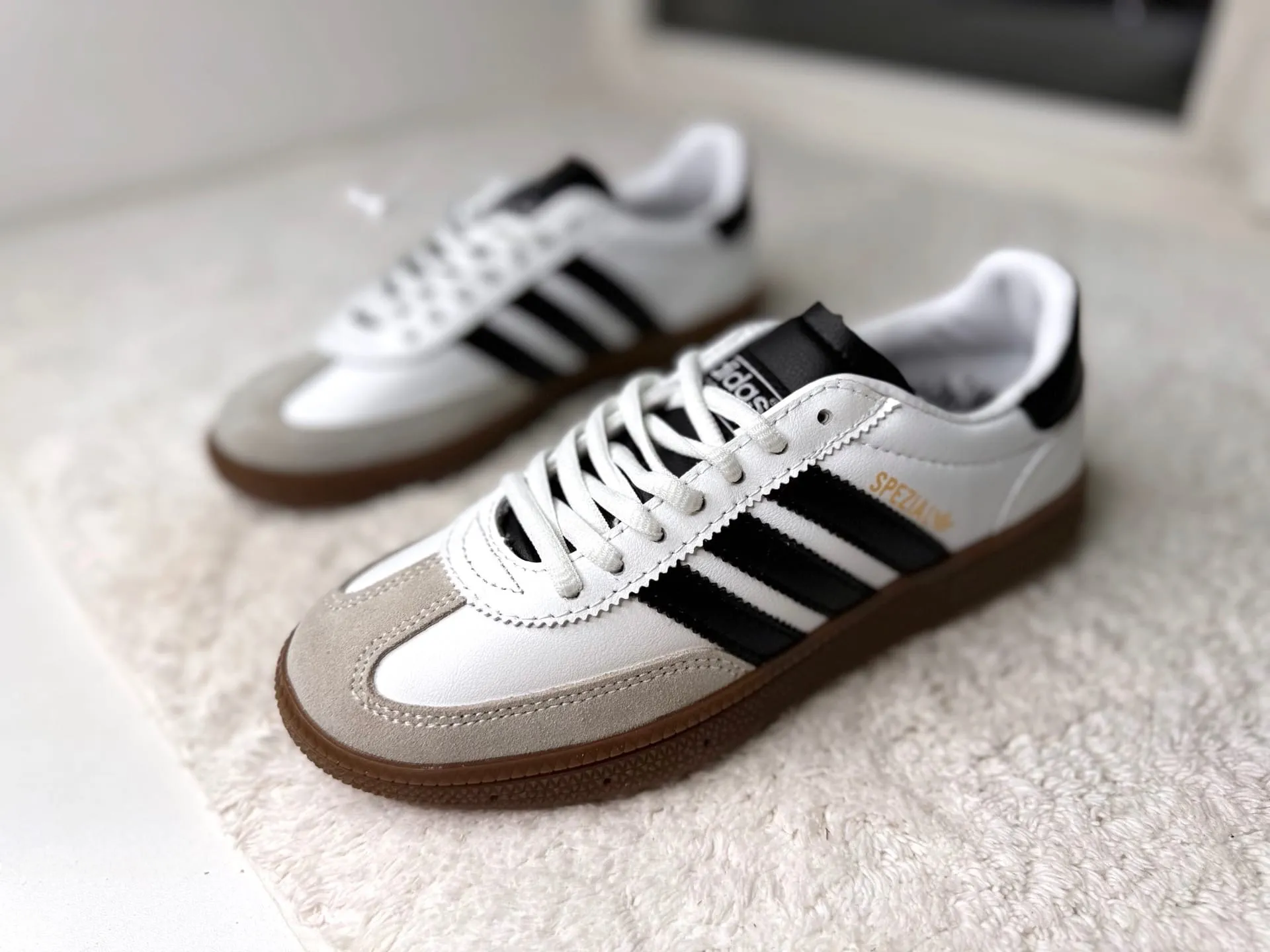 Adidas Spezial белые с чёрным на 35-36