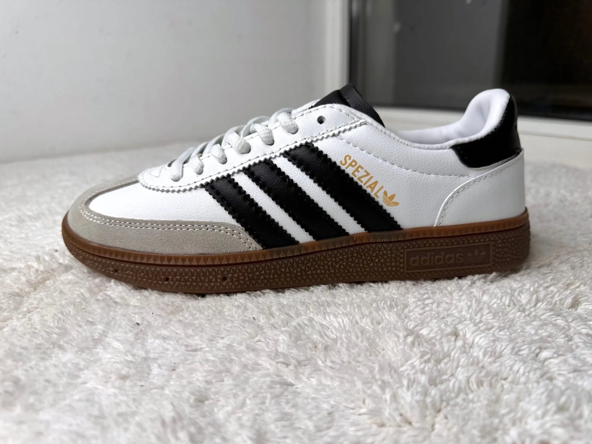 Adidas Spezial белые с чёрным на 35-36