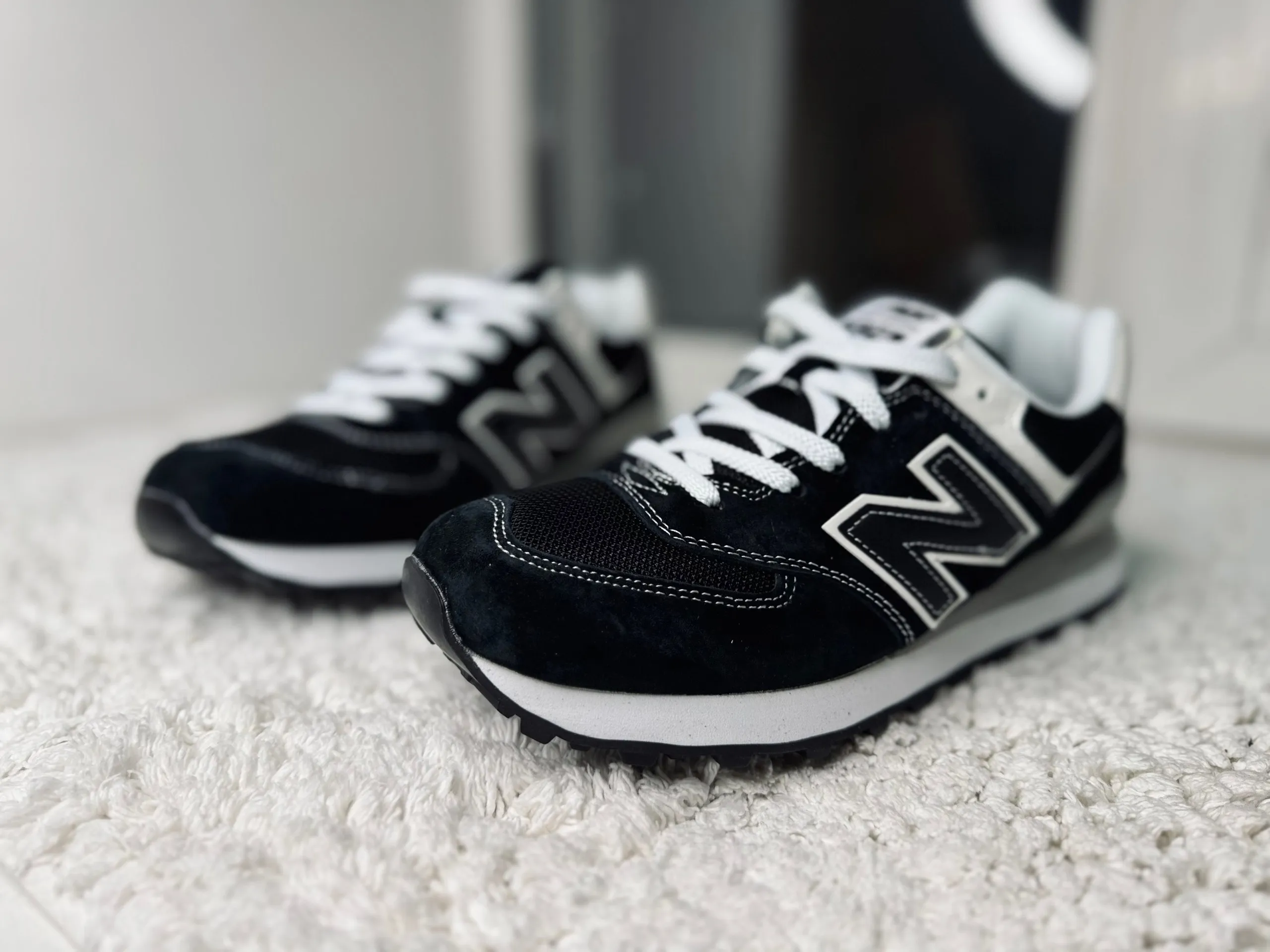 New Balance 574 черные с белой строчкой