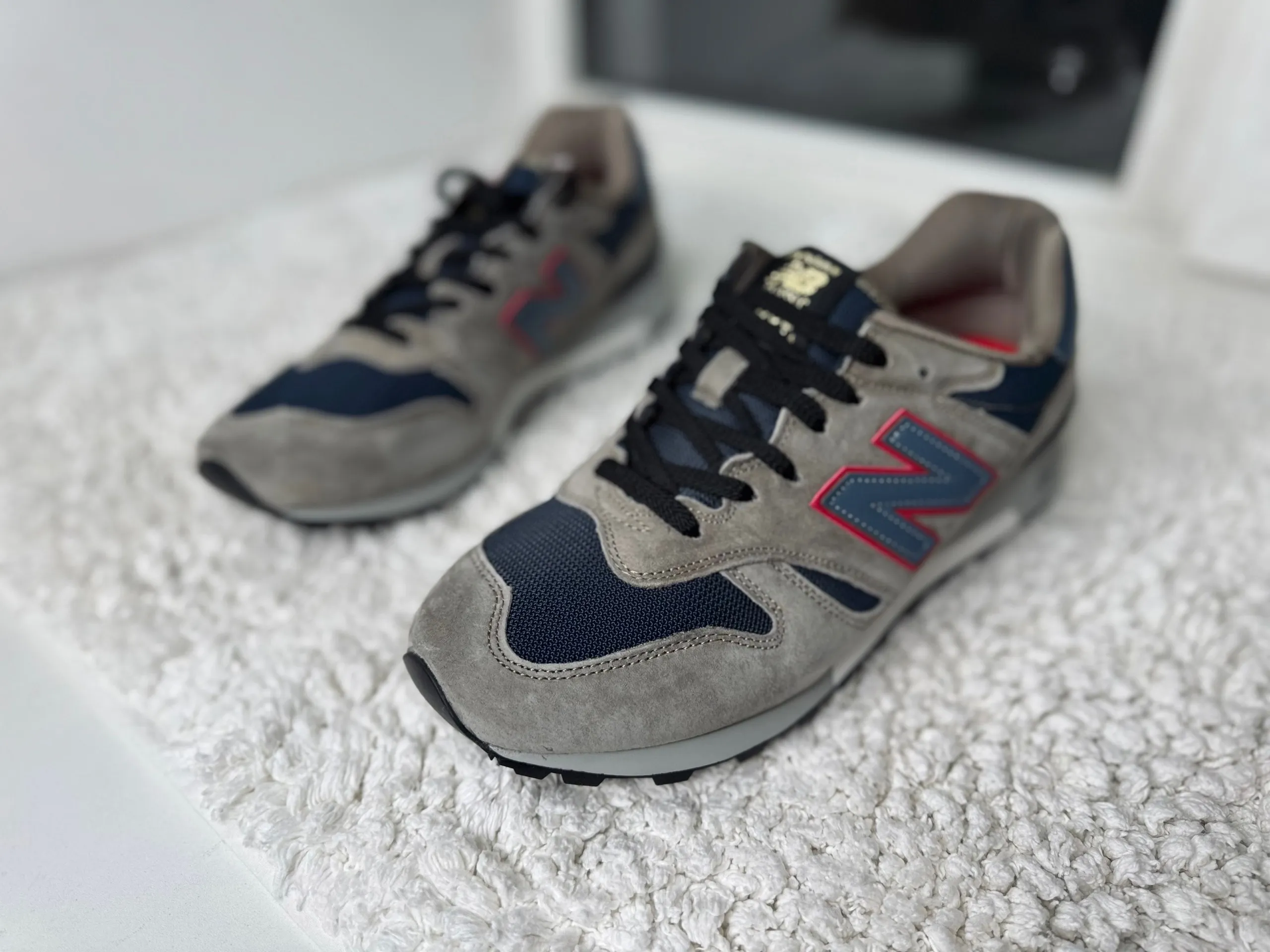 New Balance 1300 бежевые с красным