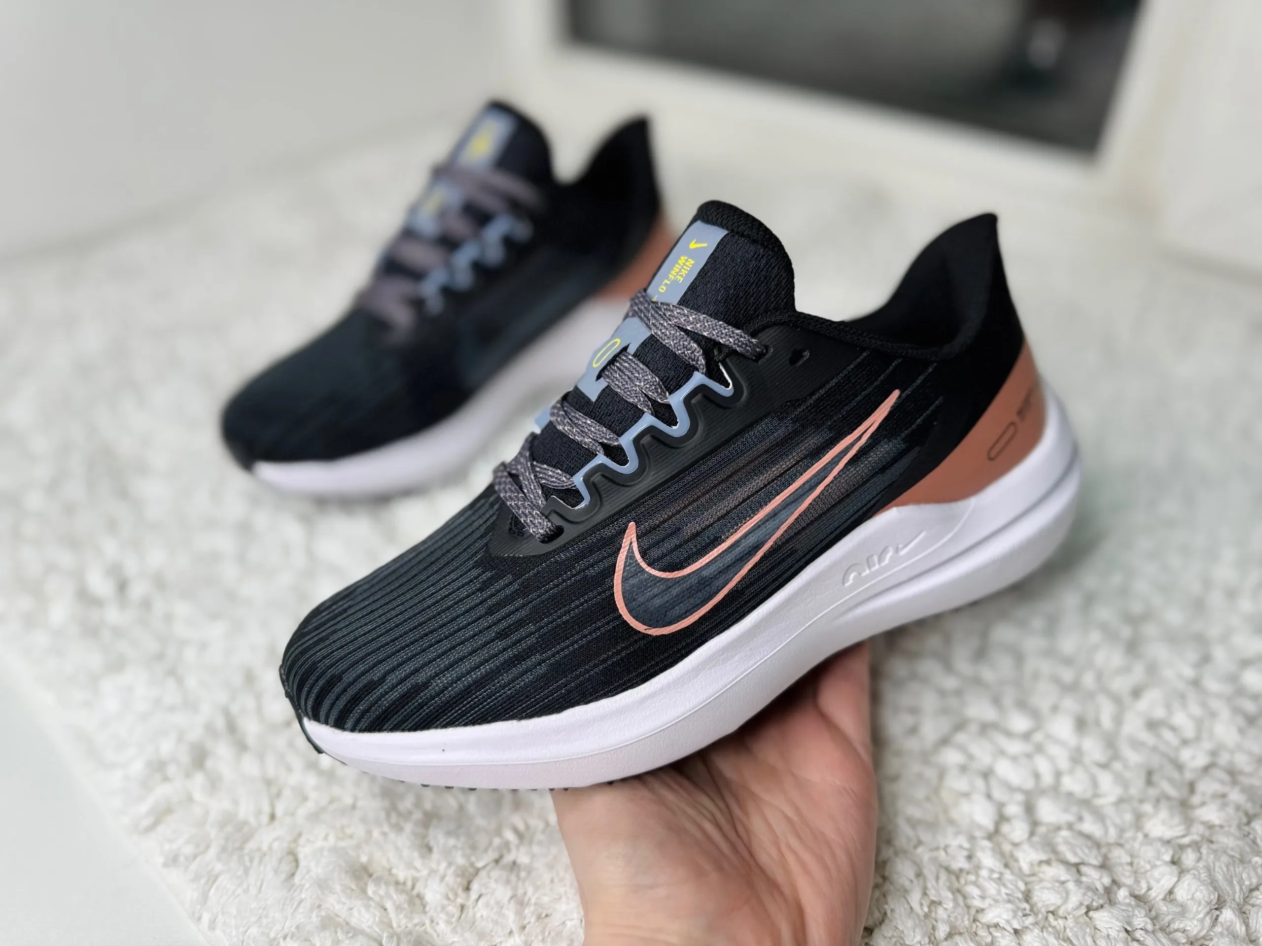 Nike Air Winflo 9 черные с персиковым