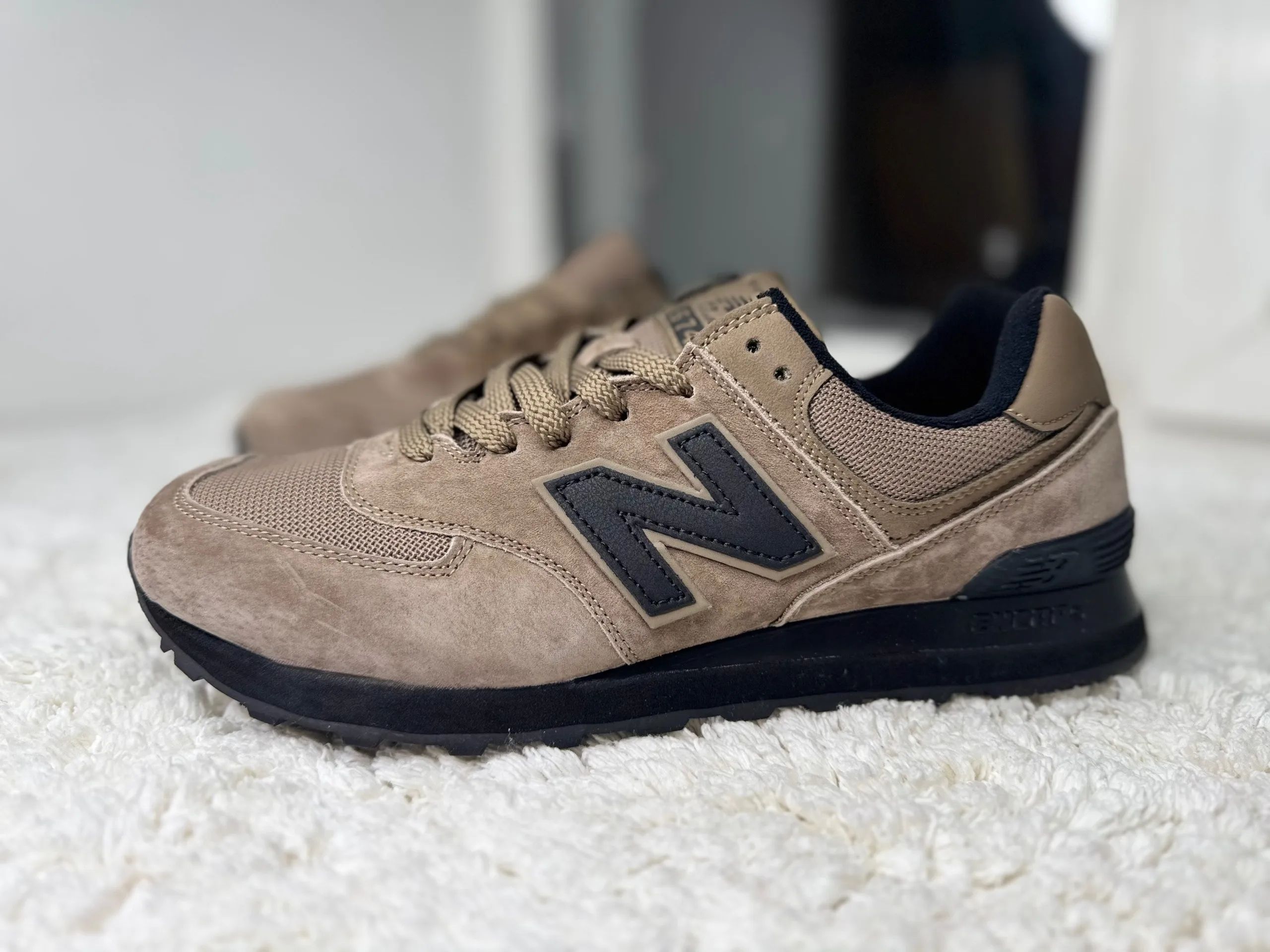 New Balance 574 Бежевые с черной подошвой