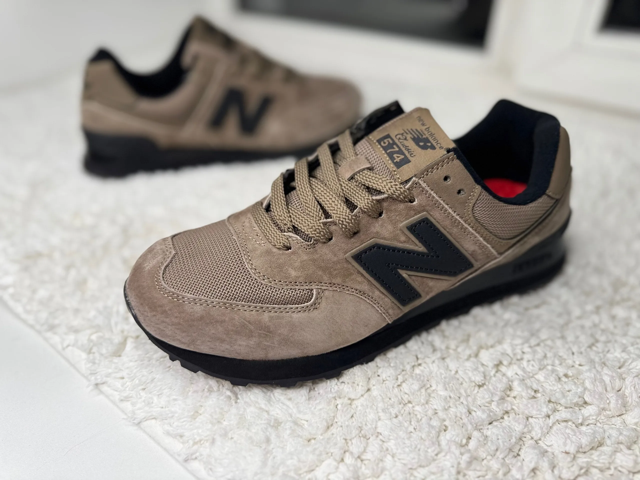 New Balance 574 Бежевые с черной подошвой